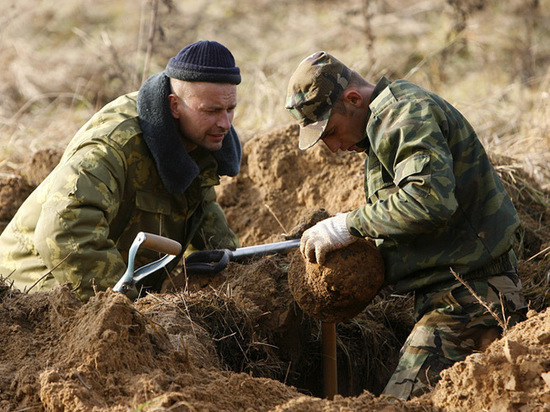 Поисковики опознали погибшего солдата в Тверской области по медальону