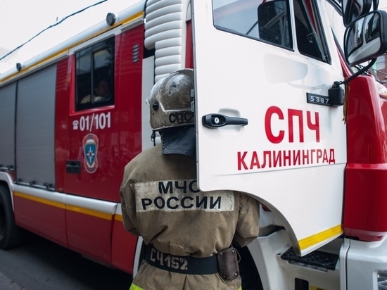 В Калининграде огонь повредил пристройку, скутер и машину