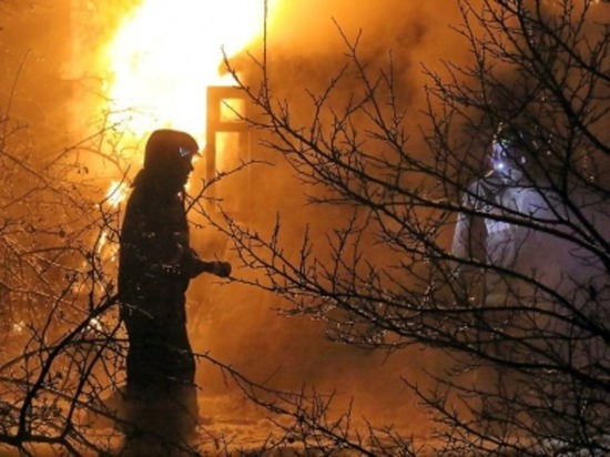 Смоленские пожарные дважды за сутки тушили бани