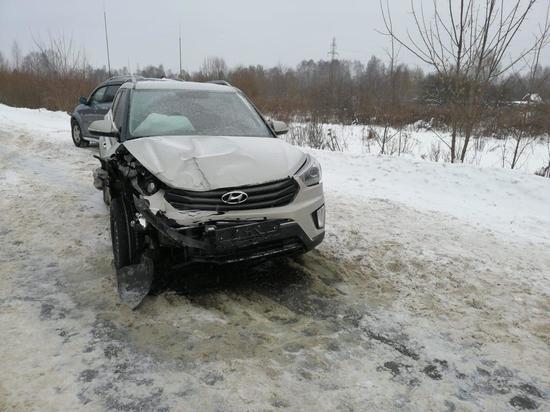 Три человека получили травмы в лобовом столкновении автомобилей в Тверской области