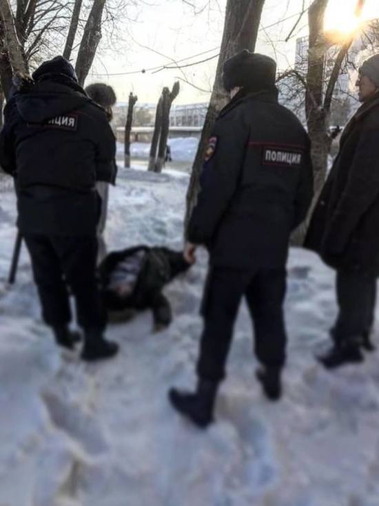 В Кемерове в ста метрах от поликлиники погиб мужчина