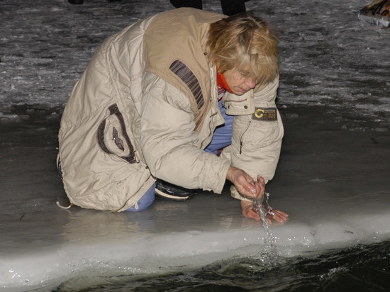 Спасатели предупредили москвичей о риске массового проваливания под лед на Крещение