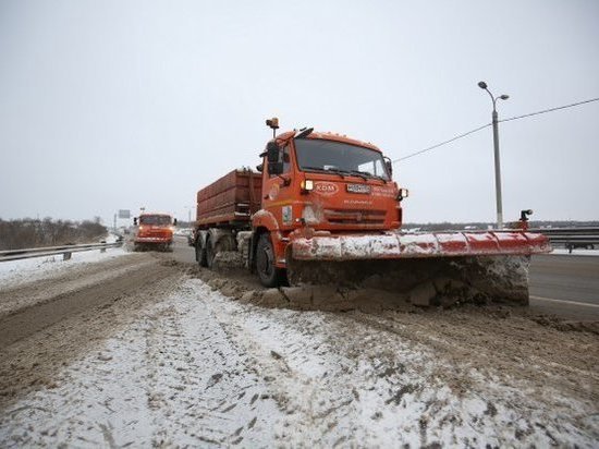 В Волгоградской области расчищают трассы от снежных заносов