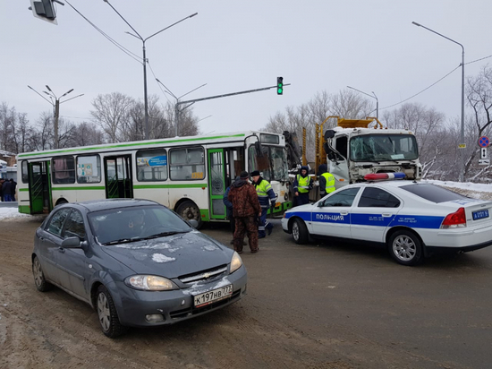 На окраине Рязани пассажирский автобус столкнулся с грузовиком