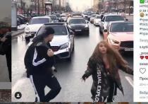 Получившие популярность в Сети блогеры Давид Манукян и Карина Лазарьянц опубликовали видео, на котором танцуют под музыку прямо на проезжей части Нового Арбата, мешая движению