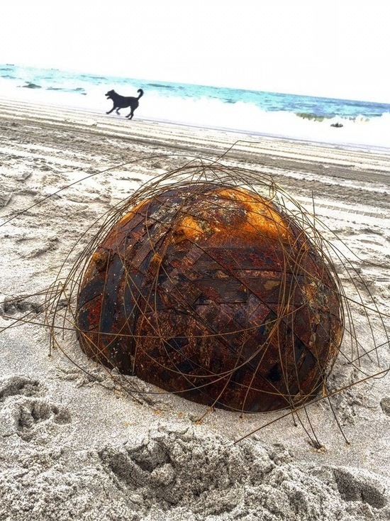 На пляж в Балтийске вынесло огромную металлическую сферу