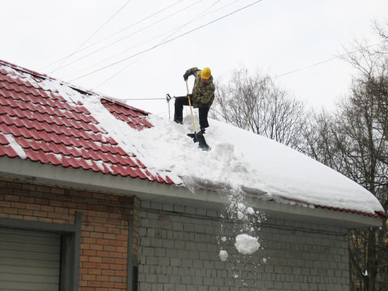 Кировэнерго напоминает о необходимости очистки крыш от снега