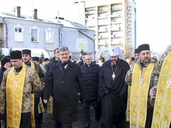 Порошенко пообещал передать приходы УПЦ новой церкви «без крови»