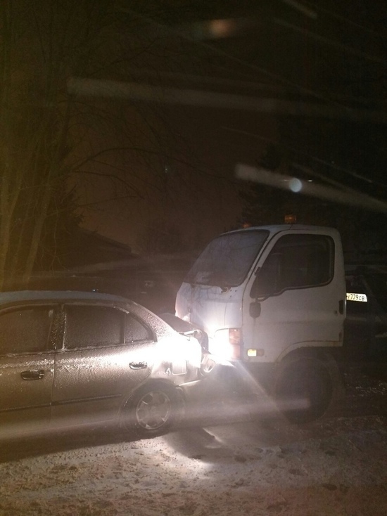 В Тверской области гружёный эвакуатор смял припаркованную иномарку