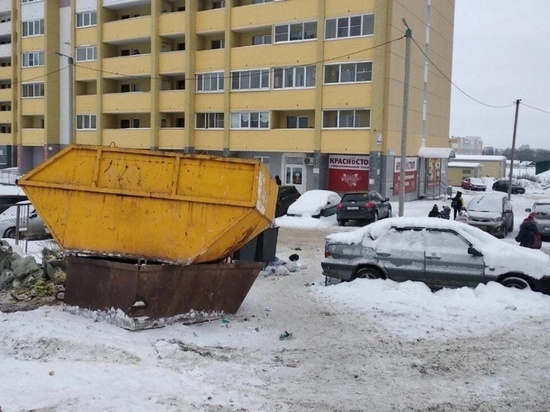 На улице Современной в Кирове УК возвела пирамиду из старых контейнеров