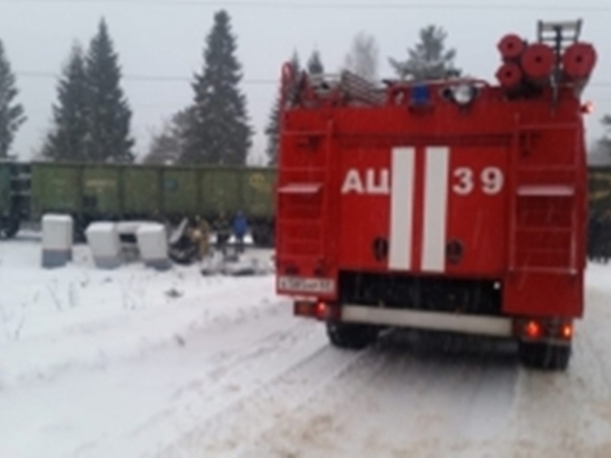 Грузовой поезд протаранил легковой автомобиль в Тверской области
