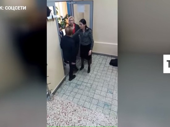 После скандалов во всех школах Челнов ученики будут оставлять свои телефоны в спецячейках После скандалов во всех школах Челнов ученики будут оставлять свои телефоны в спецячейках