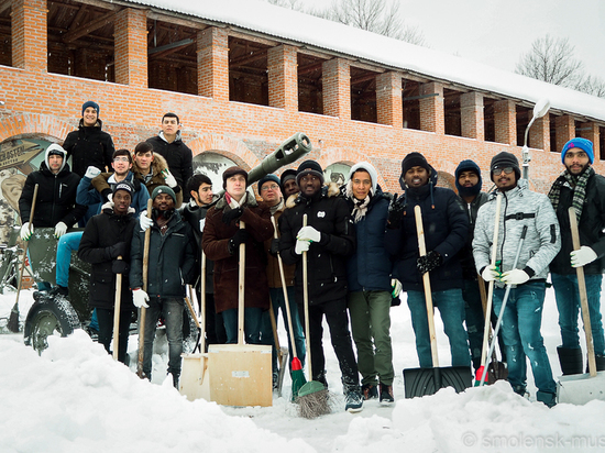 Студенты из теплых стран почистили Смоленск от снега
