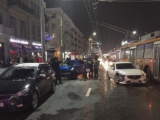 Мужчина пострадал в массовой аварии в центре Ростова