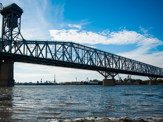 В Астрахани пьяный мужчина пытался спрыгнуть со Старого моста