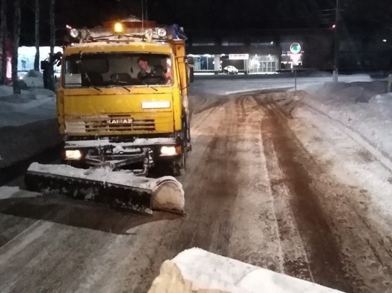 Сегодня ночью дорожники боролись с крупным снегопадом в Кирове