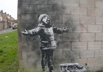 Работа британского художника Бэнкси опять в центре внимания – за граффити Season's Greetings, которое появилось на одном из гаражей в городе Порт-Толбот (Уэльс) в конце прошлого года, продано за более чем сто тысяч фунтов