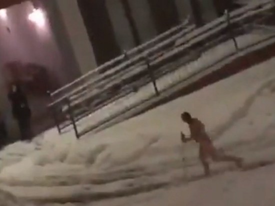 В Брянске по улице бегал на лыжах голый мужчина