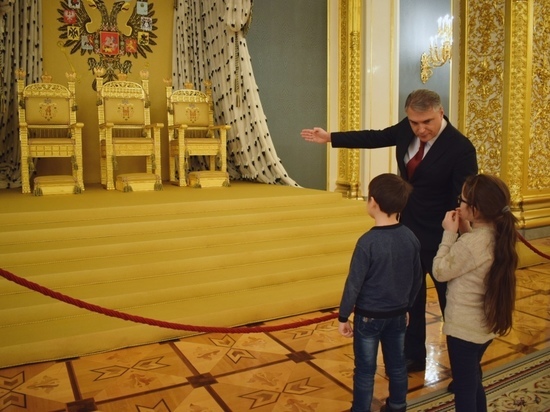 Полпред президента в СКФО исполнил мечту чеченской девочки о Кремле
