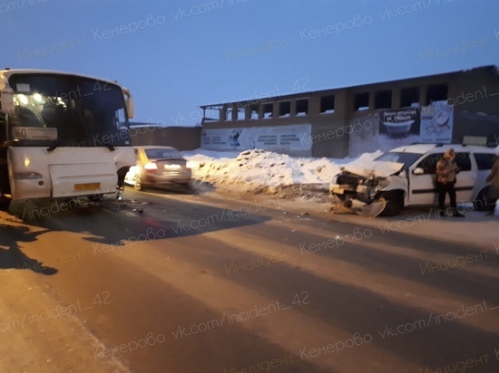 Иномарка подрезала автобус в Рудничном районе Кемерова