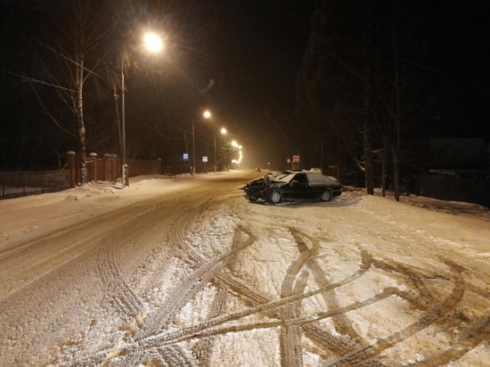 В Тверской области госпитализировали пассажира после столкновения с деревом