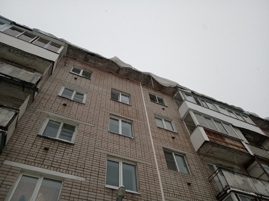В Твери после обрушения снежной массы с крыши дома начали проверку