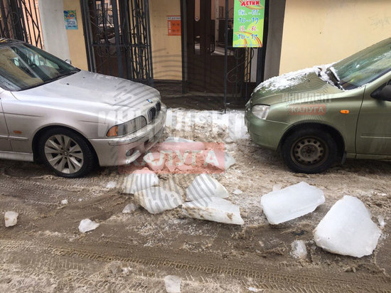 Ледяные глыбы побили три машины в центре Калуги