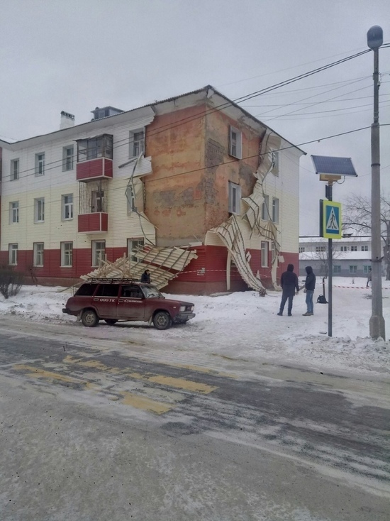 В Свердловской области облицовку дома сдуло после капремонта