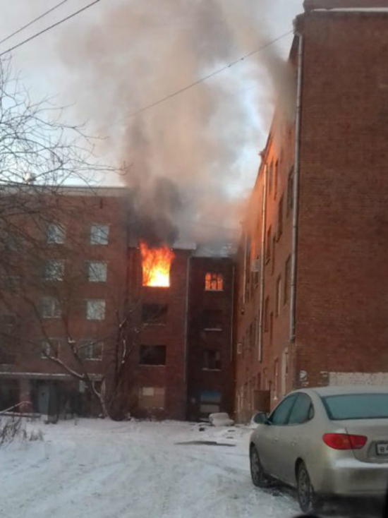 Бывшее общежитие загорелось на Уралмаше