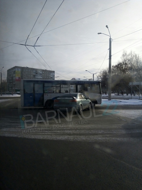 Автобус и легковушка столкнулись на кольце в Барнауле
