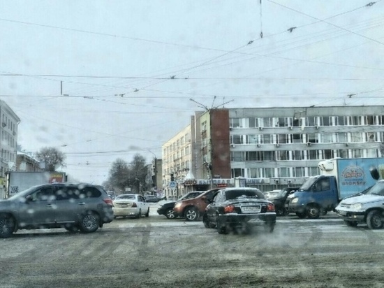 Упавший на провода снег с крыши в Твери "вырубил" светофоры