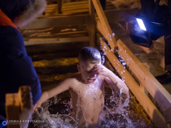 Крещенские купания: как петрозаводчане на Онежской набережной в прорубь ныряли