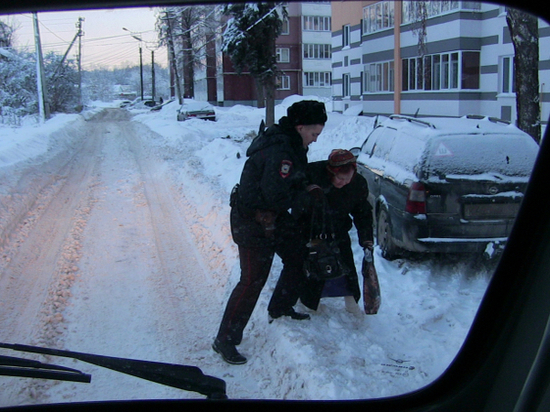 В снегопад полицейские протянули жителям Мордовии руку помощи