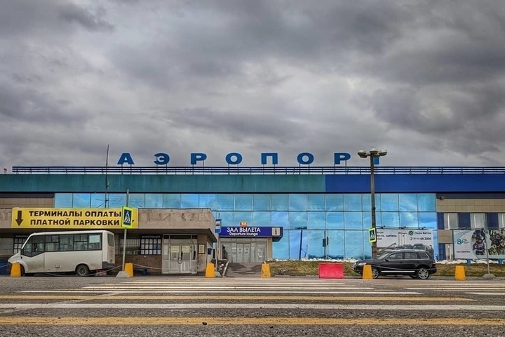 Аэропорт Мурманск. Парковка аэропорт Мурманск. Аэропорт Мурманск фото. Крытая парковка в аэропорту Мурманска.