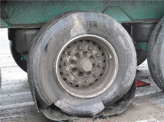 Взрыв колеса большегруза привёл к ДТП на трассе в Тверской области