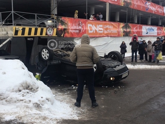 В Одинцово автомобиль упал с третьего этажа парковки