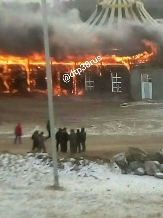 Крупный пожар на Хужире: горит здание рыбзавода