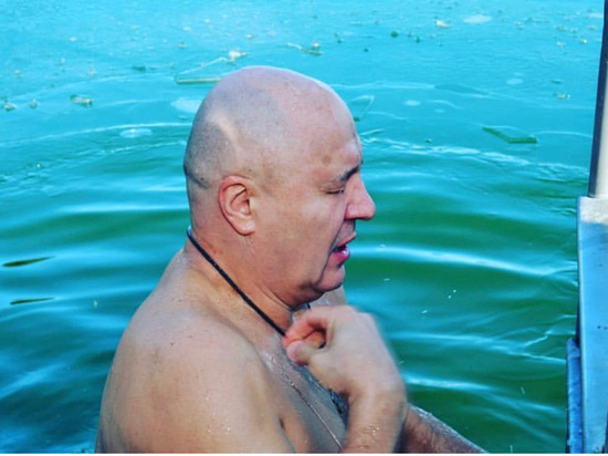 Артист Николай Лукинский окунулся в воду на Крещение в Железноводске