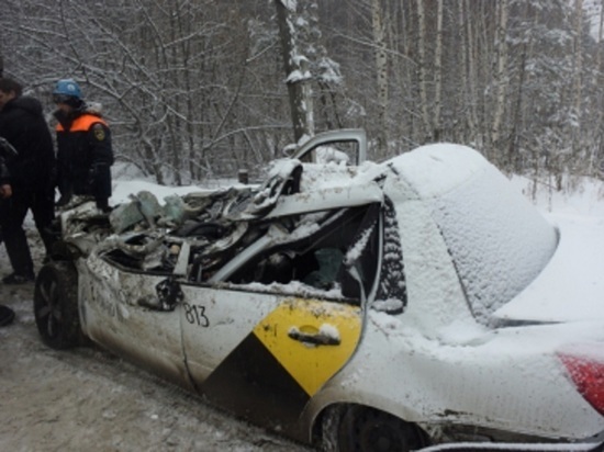 В Екатеринбурге погиб водитель, автомобиль которого врезался в тягач