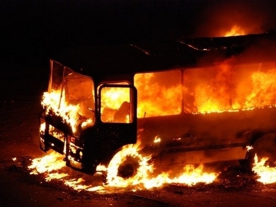 На Крещение в Архангельске загорелся пассажирский автобус
