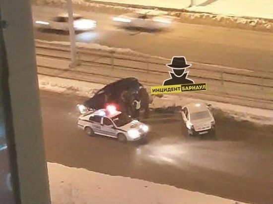 Появилось видео драки таксиста и водителя кроссовера в Барнауле