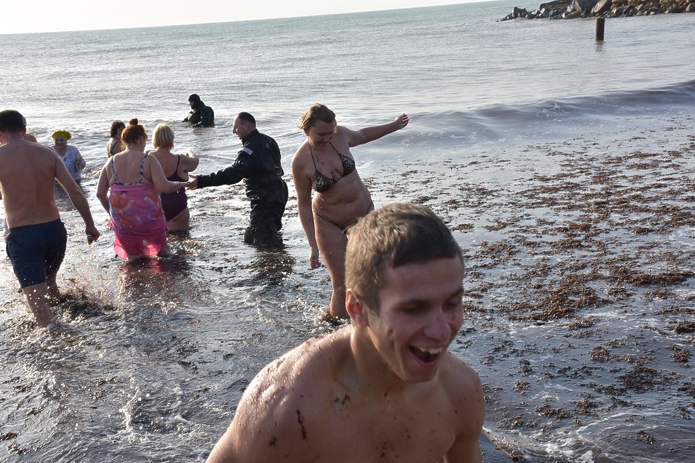 Крещенские купания: в Крыму православные окунались в море