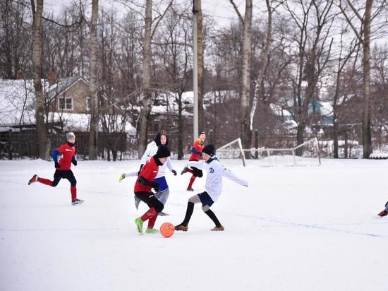 В футбол на снегу сыграли юные вологжане