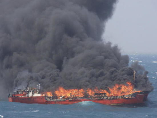 В Керченском проливе загорелись два судна - есть погибшие