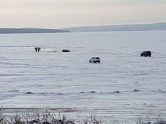 В Братске автомобиль провалился под лед