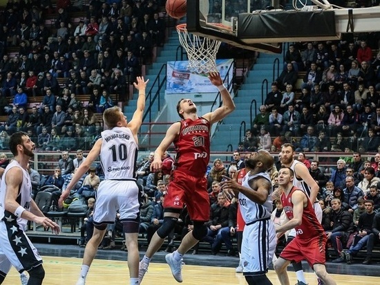 Баскетбол: в чемпионате Единой лиги Виталий Фридзон
обошёл Алексея Шведа