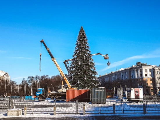 В Воронеже разбирают елку на площади Ленина