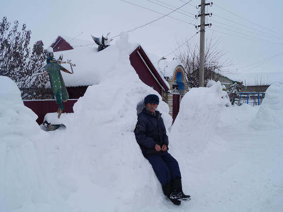 Курский пенсионер слепил сказочный мир из снега