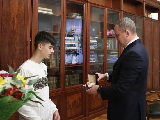 Астраханского школьника, спасшего шестиклассника из-подо льда, наградил врио губернатора