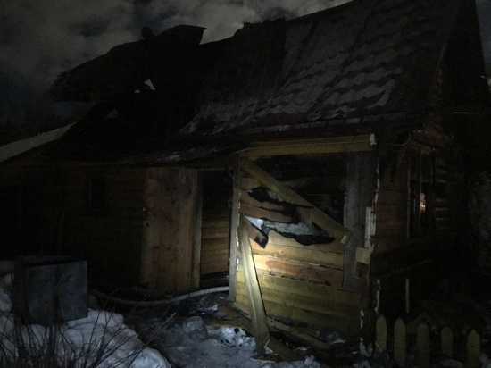 В Смоленском районе сгорела деревянная баня
